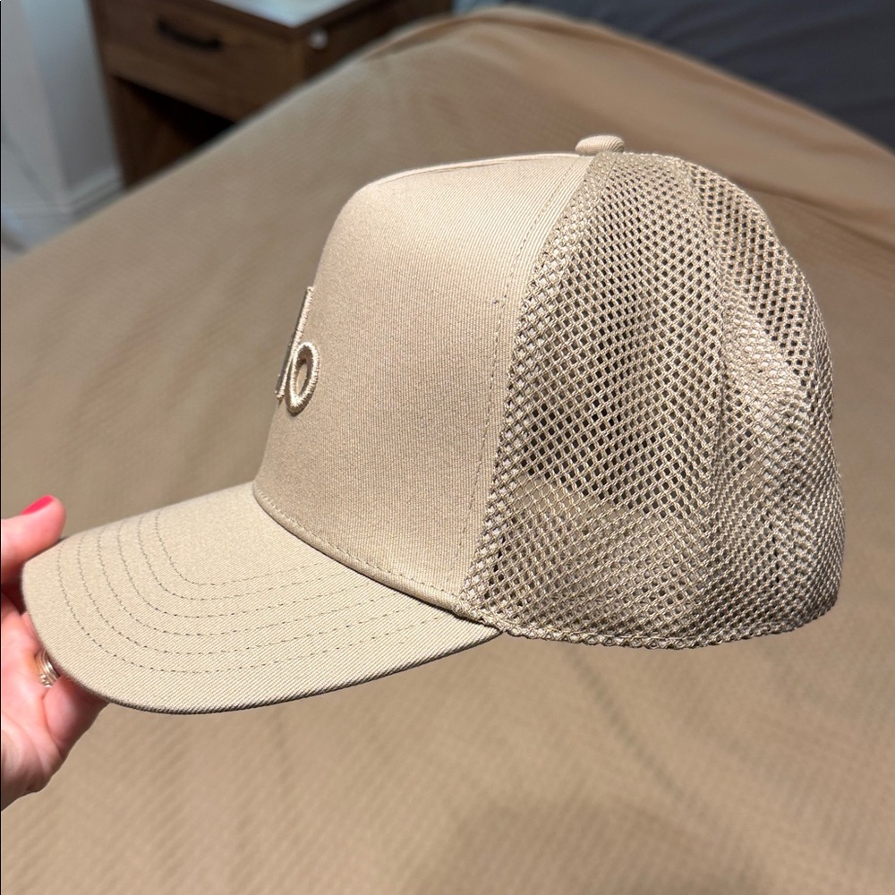 ALO Yoga Men’s Trucker Cap in Tan - Picture 3 of 3